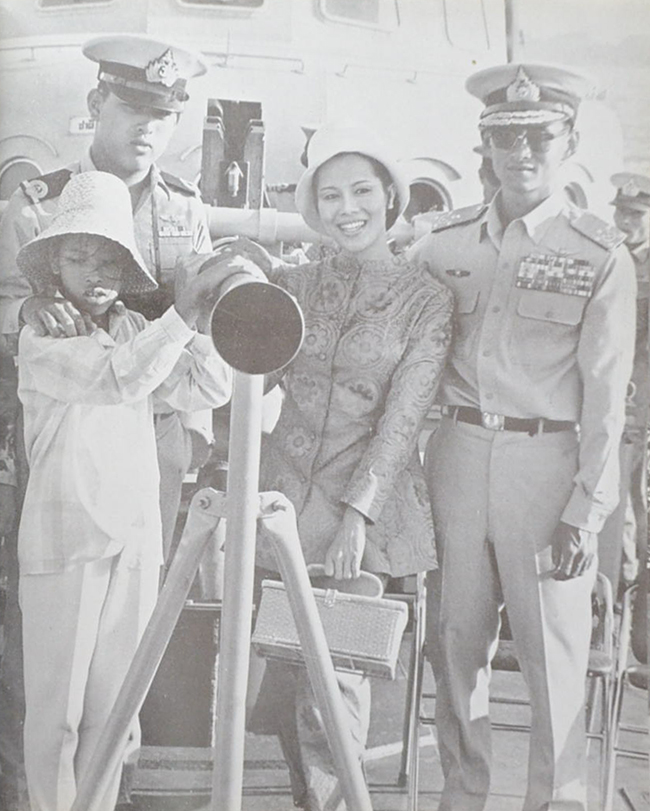 ประมวลพระบรมฉายาลักษณ์ พระราชกรณียกิจ และพระราชจริยาวัตร พุทธศักราช 2512 (ภาษาไทย-อังกฤษ)