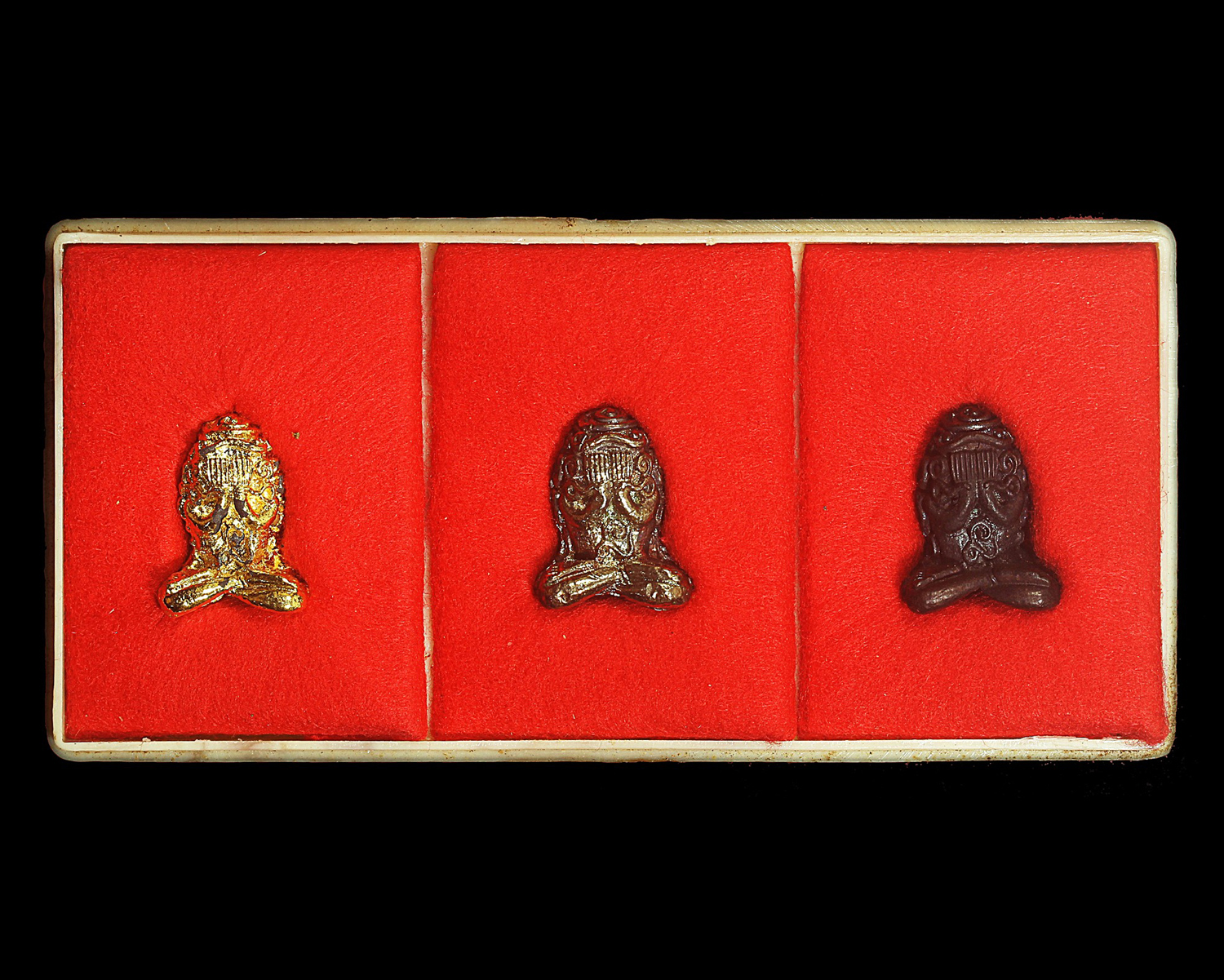 พระปิดตามหาลาภ ๓ กษัตริย์ หลวงพ่อสงฆ์ วัดเจ้าฟ้าศาลาลอย จ.ชุมพร ปี2521 สภาพสวยสมบูรณ์ ครบชุด3องค์