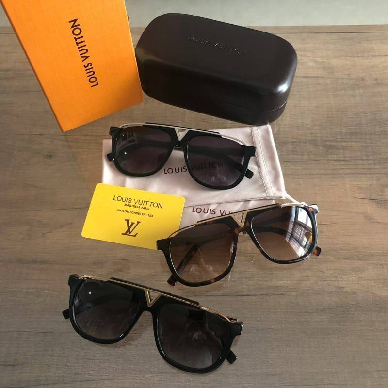 Louis vuitton evident โฉมใหม่ คงความคลาสสิค เพิ่มความบางเบากว่าเดิม Color : ดำทอง, ดำเงิน, น้ำตาลกระทอง Size : 57-16-145 mm อุปกรณ์ครบเซทใหญ่ตามแบรนด์ : Full set ✅รับประกันความพอใจ👍🏼 ราคา 1980 บาท ***ถ่ายจากสินค้าจริง เกรด Hi end เท