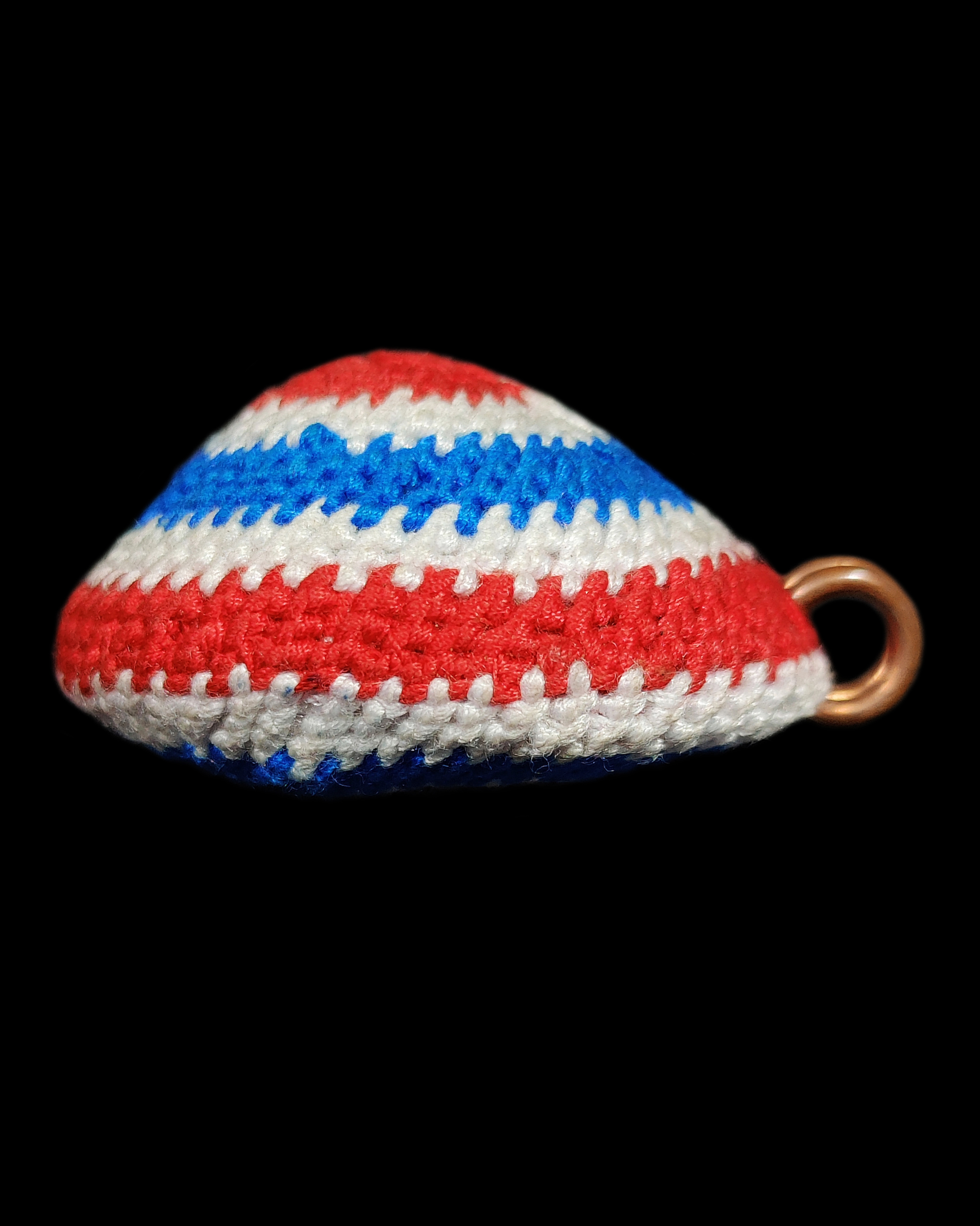 เบี้ยแก้ หลวงปู่เจือ ปิยสีโล วัดกลางบางแก้ว ถักเชือกลายสีธงชาติ แบบหูเดี่ยว บูชาจากวัดโดยตรง สภาพสวยเก่าเก็บอย่างดี