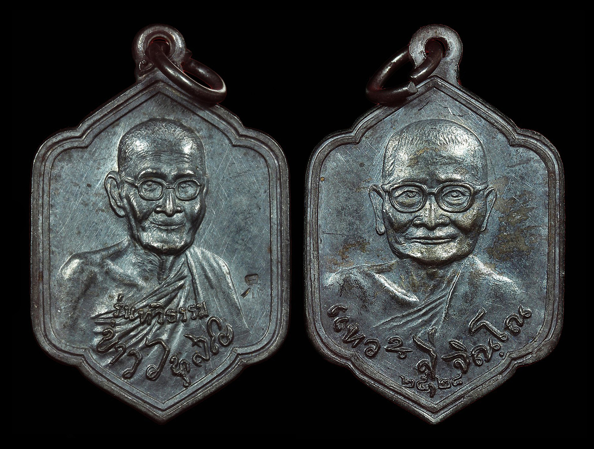 เหรียญหลวงปู่ขาว หลังหลวงปู่แหวน รุ่นทวิธรรม เนื้อเงิน ปี2528 ตอกโค๊ตภาษาจีน สวยแชมป์หายากครับ