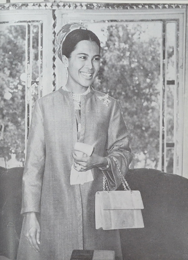 ประมวลพระบรมฉายาลักษณ์ พระราชกรณียกิจ และ พระราชจริยาวัตร (ขายตามสภาพ)