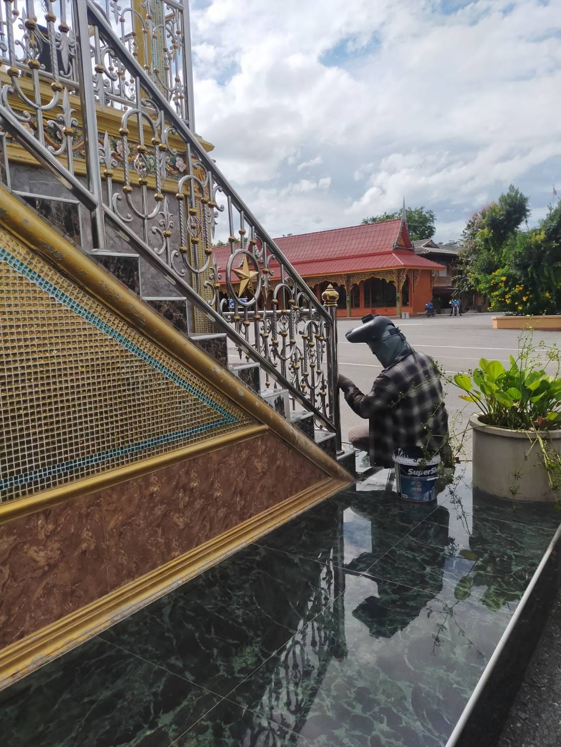 ติดตั้งประตูและราวบันไดทางเข้าโบสถ์ ขอบคุณที่ใช้บริการครับ ที่วัดบ้านลาด เพชรบุรี