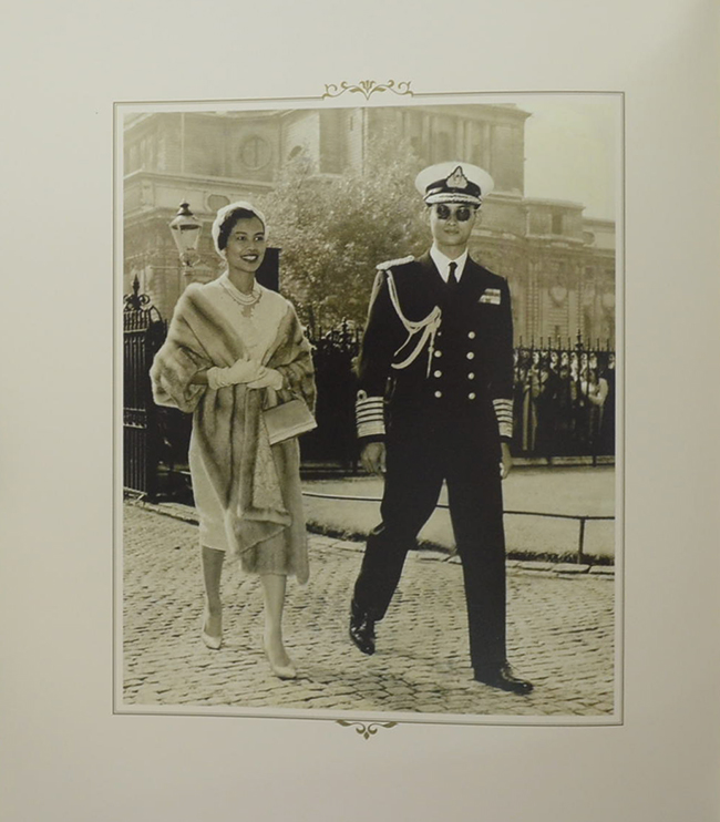 84 พรรษา นางแก้วคู่พระบารมี (พร้อมกล่อง)