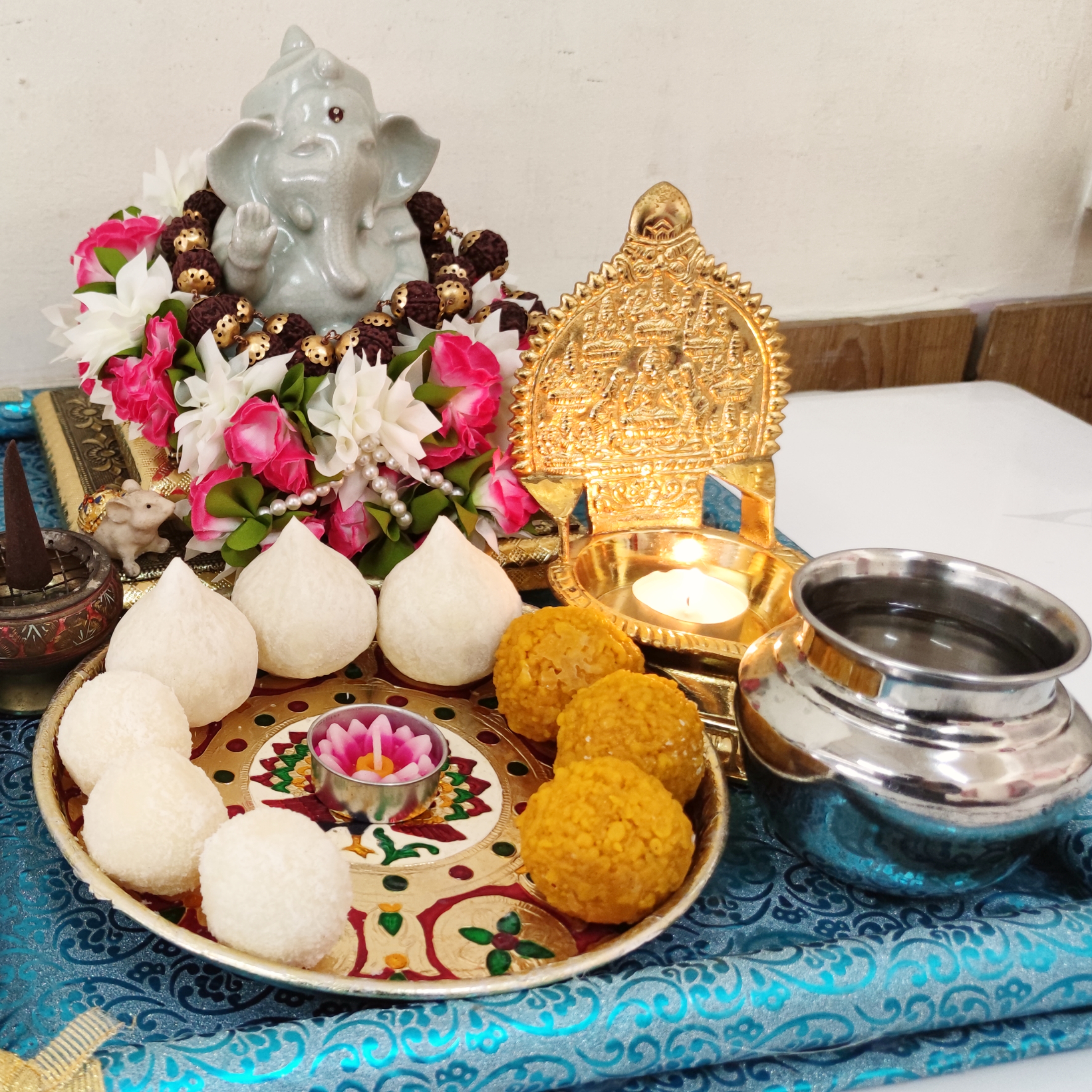 ชุด ขอพรพระพิฆเนศ 9 ลูก (โมทกะเศรษฐี 3, ลาดู 3, ลาดูมะพร้าว 3) แถมฟรี บัฟฟี่ บูชาพระแม่ลักษมี 1 ชิ้น