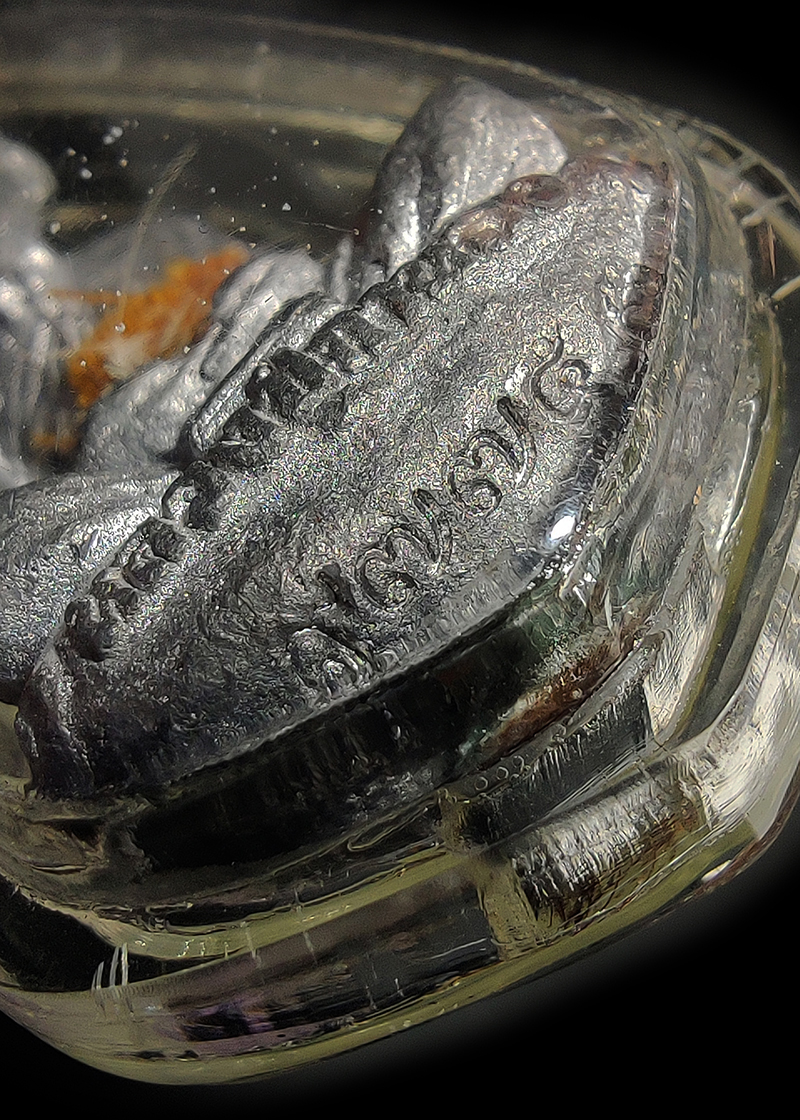 รูปหล่อโบราณรุ่นแรก หลวงปู่กาหลง เขี้ยวแก้ว วัดเขาแหลม สระแก้ว “รุ่นครอบเศียรพระลักษณ์” ปี2549 เนื้อตะกั่วขอมโบราณพันปี ตอกโค๊ตเลข ๙๗๗๕ ก้นอุดผงปถมัง ปิดหนัvเสืo ติดจีวรเส้นเกศา จารยันต์ ปลุกเสกเดี่ยว2ปี พิธีเทวาภิเษก3พิธี เลี่ยมกันน้ำพร้อมใช้