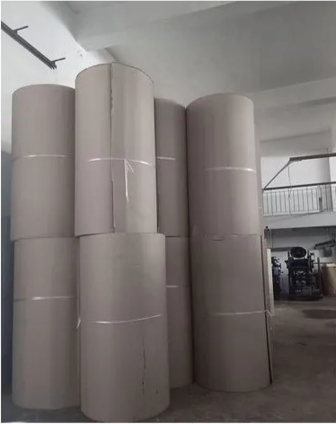 ม้วนหนัก25โล-กระดาษลูกฟูกน้ำตาลครีม-กระดาษลูกฟูกลอนซี-หน้ากว้าง48นิ้ว (121ซม) หนัก 25 กิโล-กระดาษลอนน้ำตาล-กระดาษลังห่อของ
