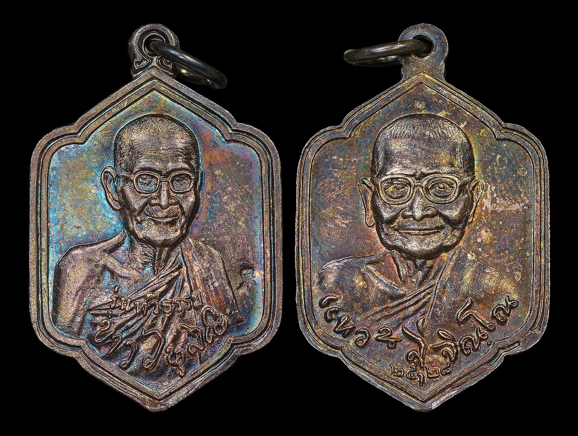 เหรียญหลวงปู่ขาว หลังหลวงปู่แหวน รุ่นทวิธรรม ปี2528 เนื้อเงินผิวรุ้งท่วมทั่วเหรียญ ตอกโค๊ตภาษาจีน สวยแชมป์หายากครับ