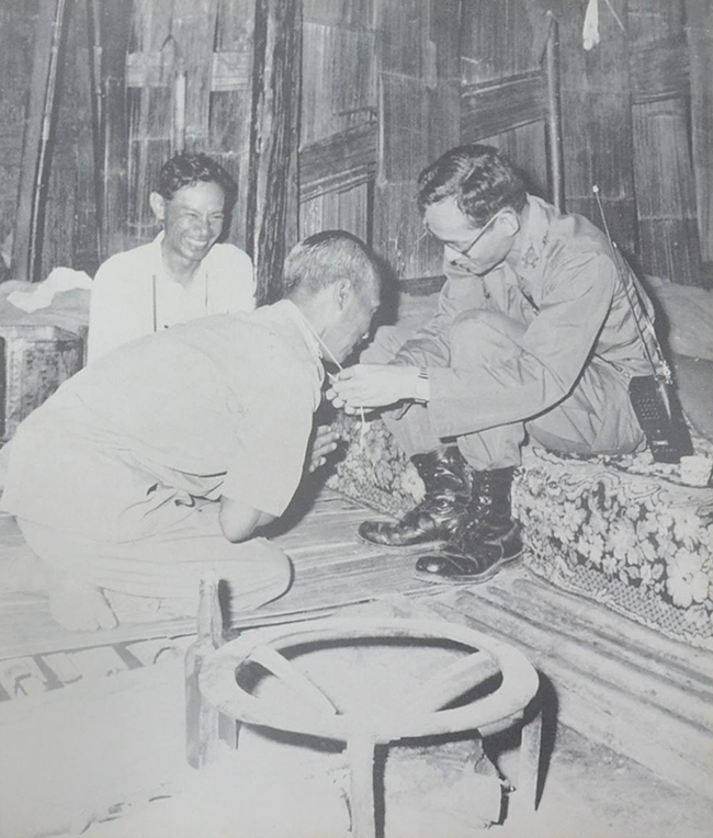 ประมวลพระบรมฉายาลักษณ์ พระราชกรณียกิจ และ พระราชจริยาวัตร พุทธศักราช 2514 (ภาษาไทย-อังกฤษ) (ขายตามสภาพ)