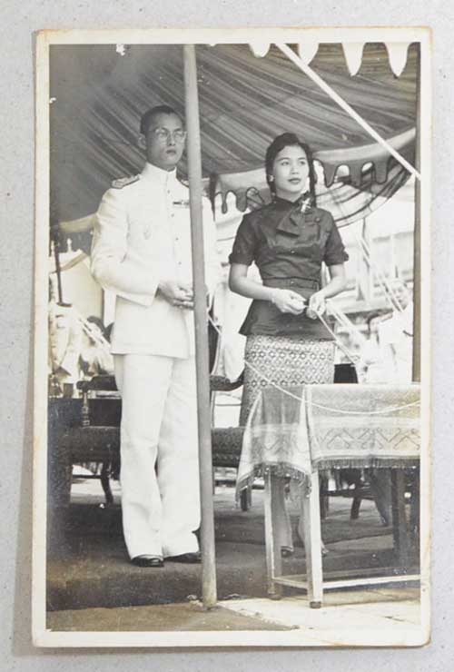 พระบรมฉายาลักษณ์พระบาทสมเด็จพระเจ้าอยู่หัวภูมิพลอดุลยเดช และ สมเด็จพระบรมราชินีนาถ
