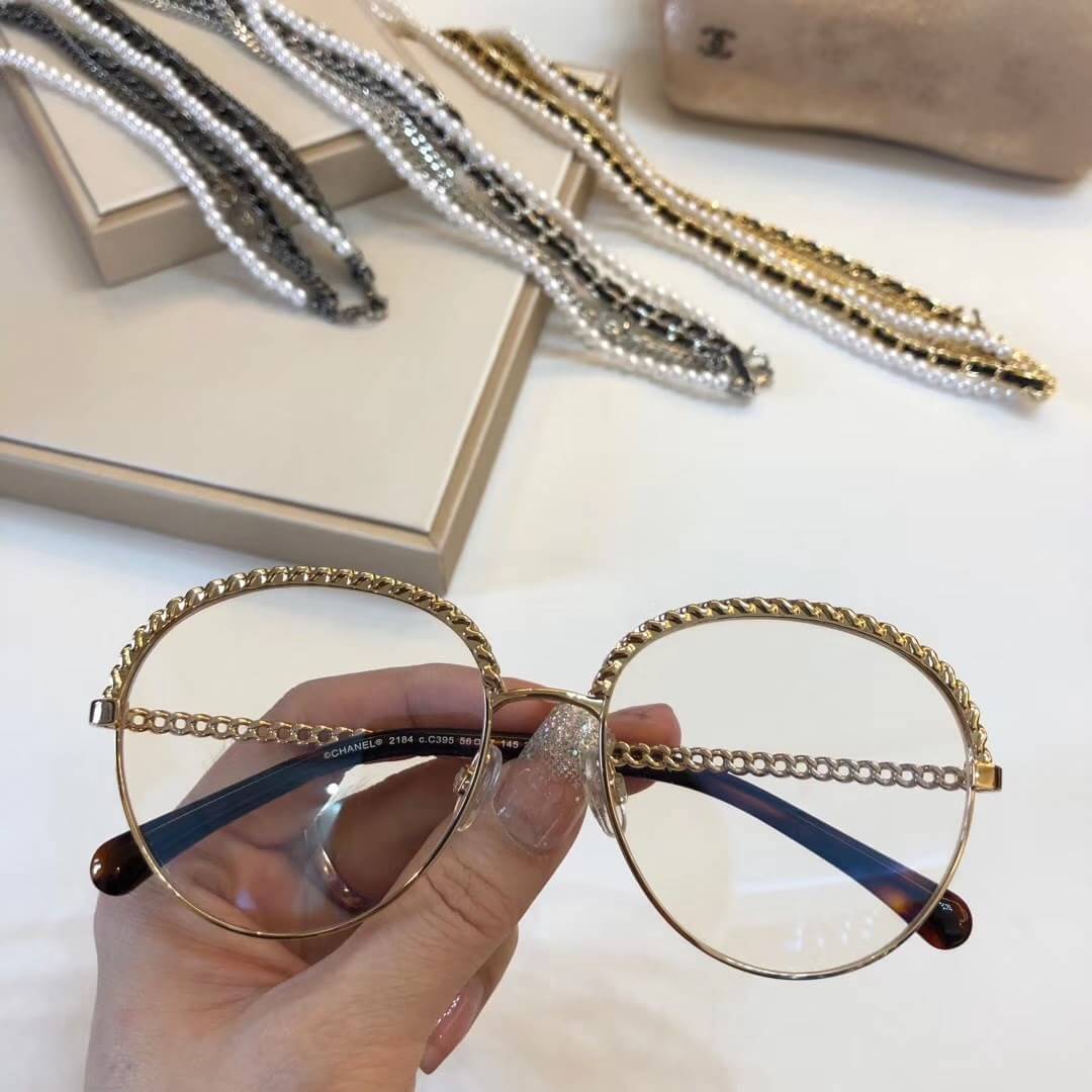 #olschanelglasses ฟรีสายโซ่พวง ====== กรอบแว่น CHANEL ทรงกลม สายโซ่พวง3เส้น งานพรีเมี่ยม 😍😍😍สวยมากกกกกกก😍😍😍 เซทใหม่ ตามภาพ งานเกรด Hi end ปั้มโลโก้ทุกจุด เทียบแท้1:1 ราคา 1700 บาท แถมสายโซ่พวง งานวัสดุไททาเน