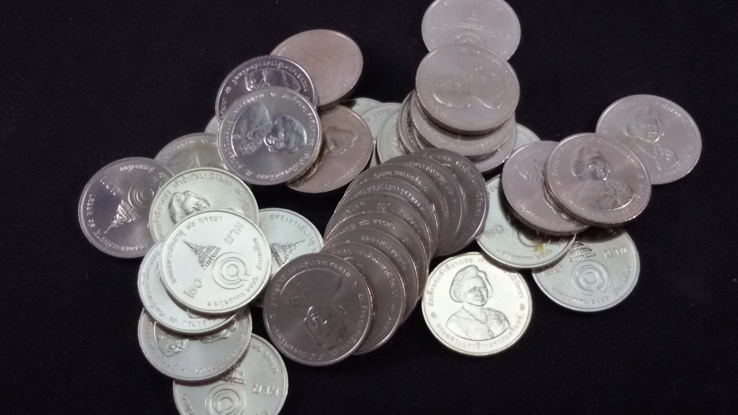 เหรียญ 20 บาท 80 พรรษา พระพี่นาง 2546 UNC