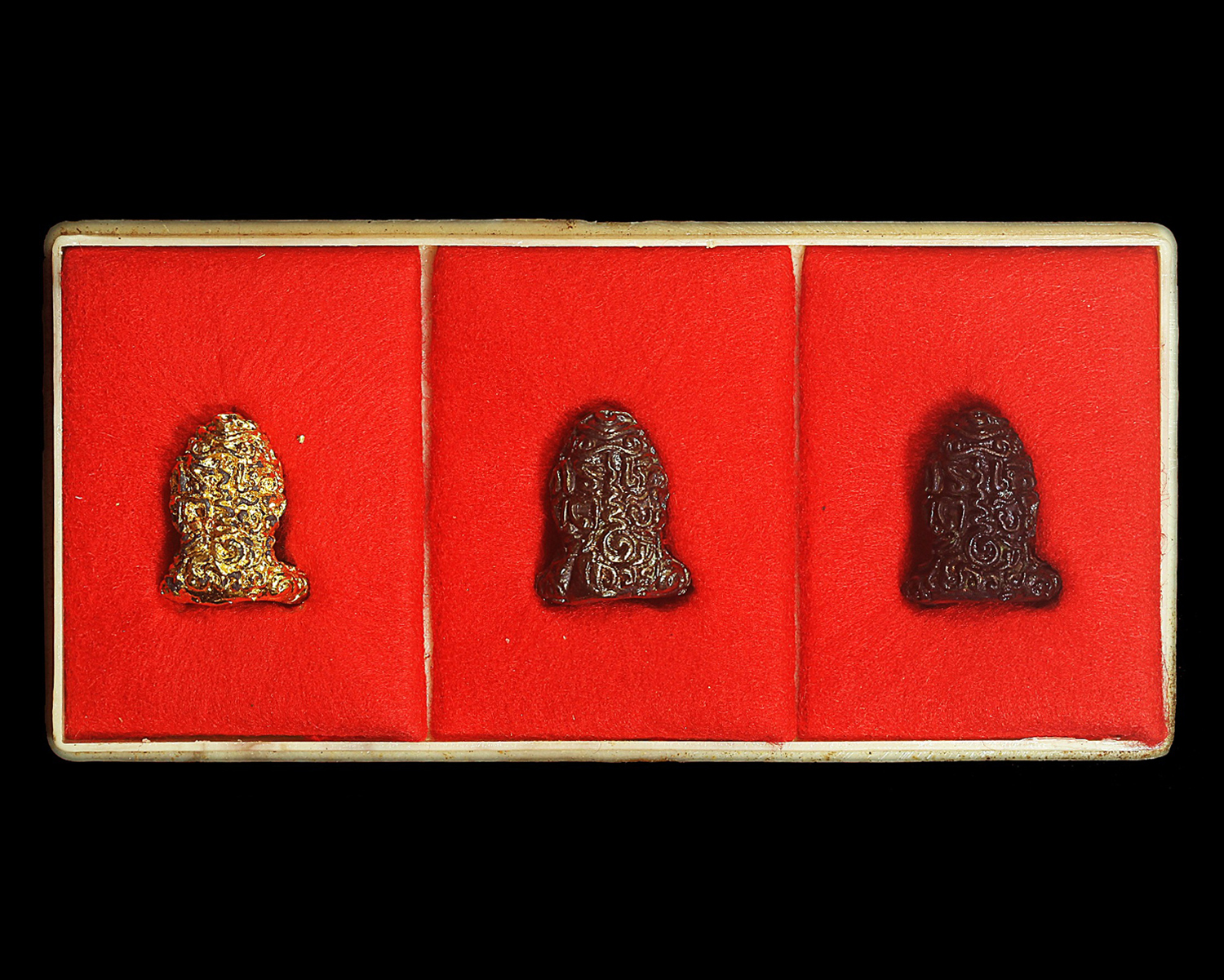 พระปิดตามหาลาภ ๓ กษัตริย์ หลวงพ่อสงฆ์ วัดเจ้าฟ้าศาลาลอย จ.ชุมพร ปี2521 สภาพสวยสมบูรณ์ ครบชุด3องค์