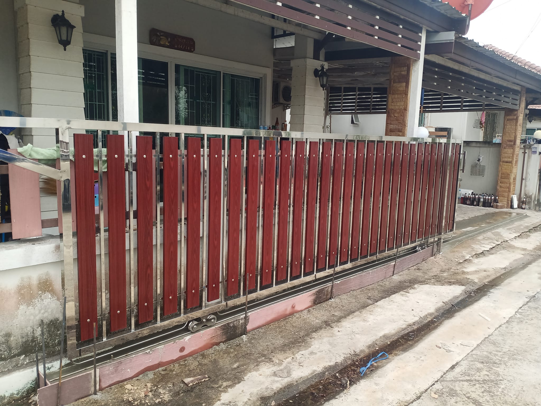 ประตูสแตนเลส จังหวัดชลบุรี