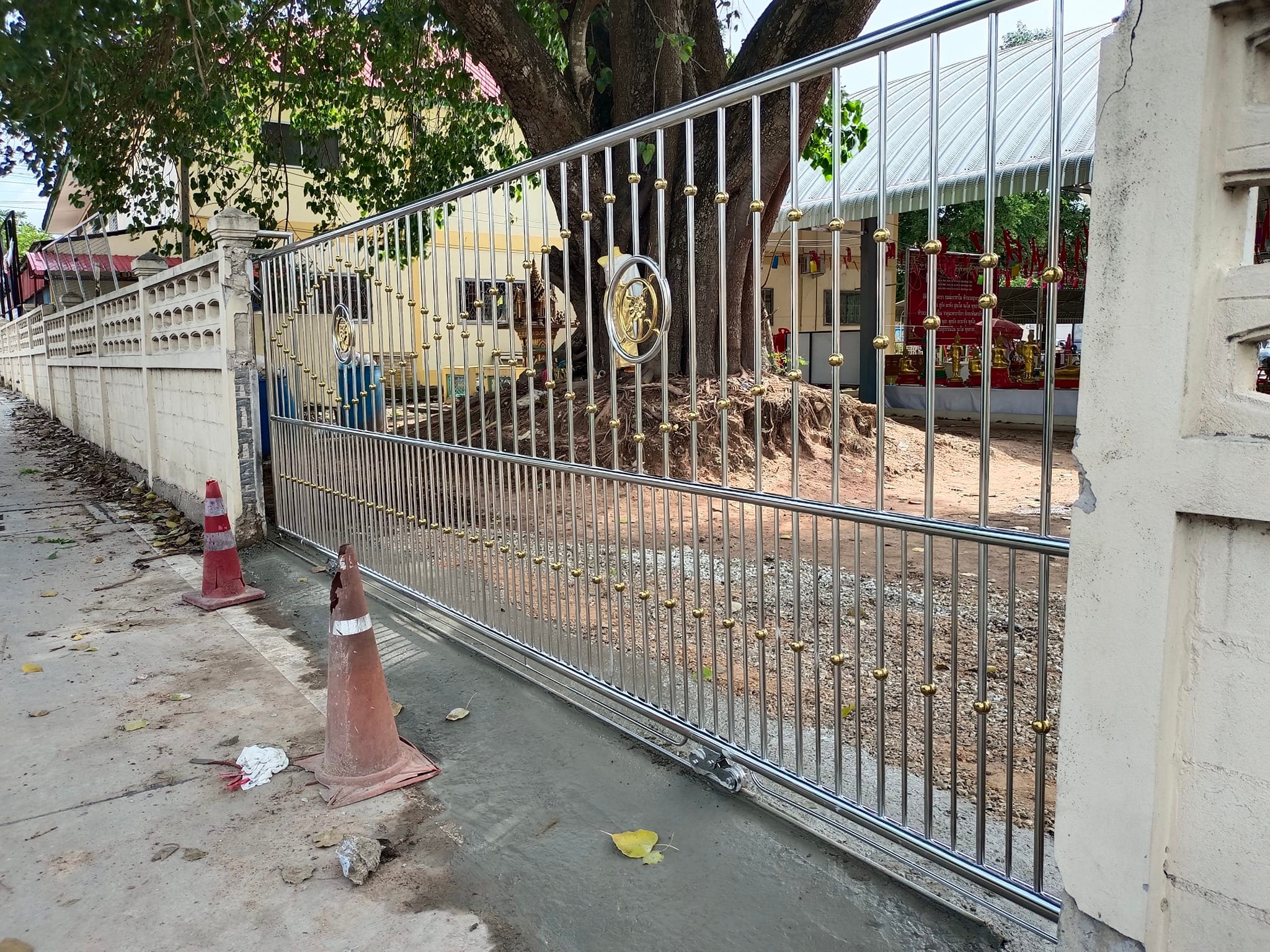 ติดตั้งประตูสแตนเลสถวายวัดไร่กล้วย อ.ศรีราชา จ.ชลบุรี 