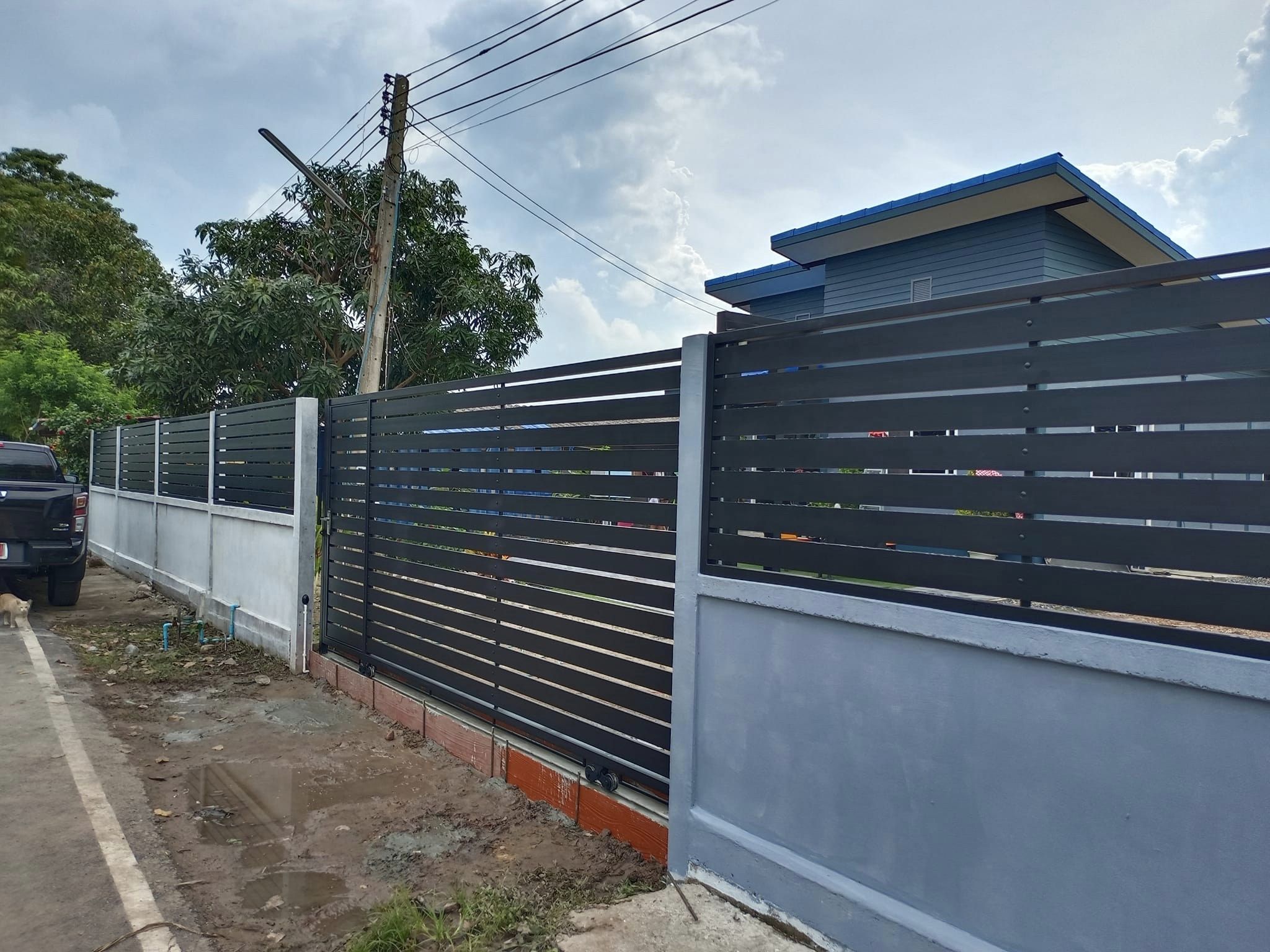 ส่งงานประตูสแตนเลสอลูมิเนียมทำสีดำ พร้อมมอเตอร์ประตูรีโมท ขอบคุณที่เรียกใช้บรีการนะครับ ที่อ.องค์รัก จ.นครนายก
