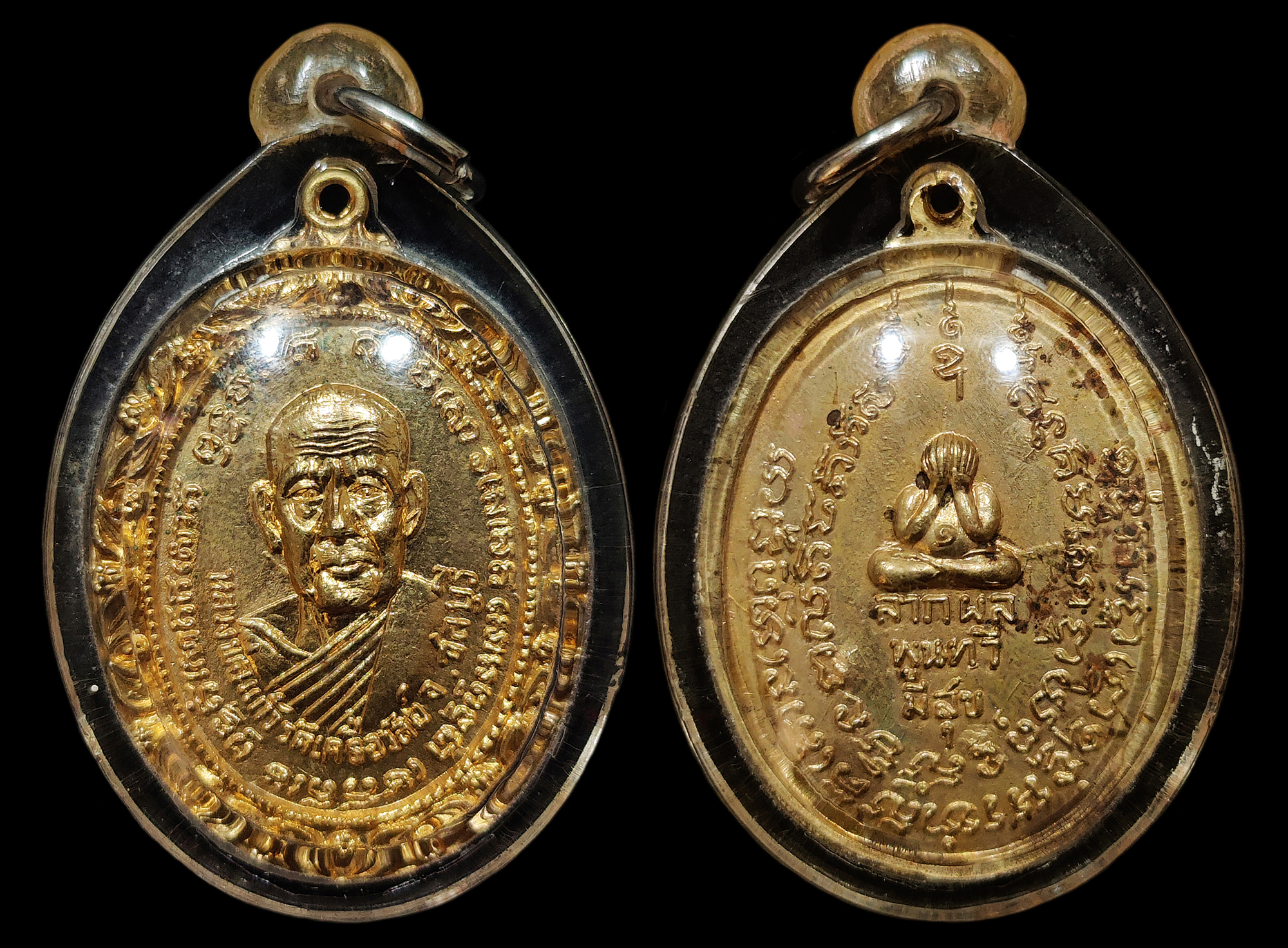 เหรียญหลวงพ่อแก้ว วัดเครือวัลย์ จ.ชลบุรี หลังพระปิดตา ลาภผลพูนทวีมีสุข รุ่นพิเศษ(ชุดของขวัญปีใหม่) ปี2519 เนื้อทองแดงกะไหล่ทองเก่าเดิมๆ สภาพสวยหายาก เลี่ยมเก่าเก็บ