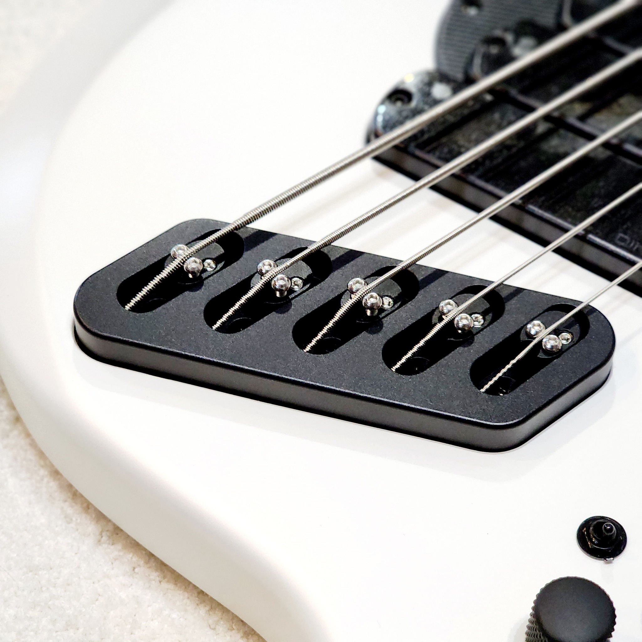 DINGWALL NG3-5 ADAM NOLLY SIGNATURE - DUCATI WHITE