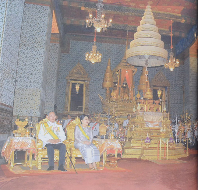 8 ทศวรรษ ฉัตรแก้วของแผ่นดิน