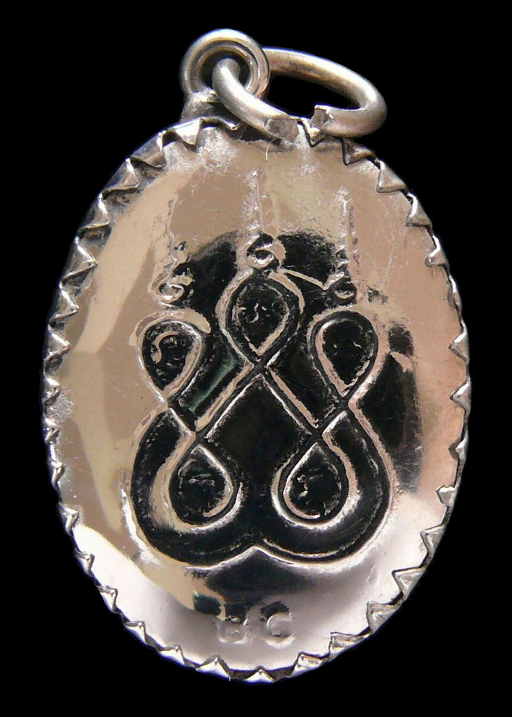 ล็อกเก็ตพื้นแดงหลวงพ่อโสธร วัดโสธรวราราม