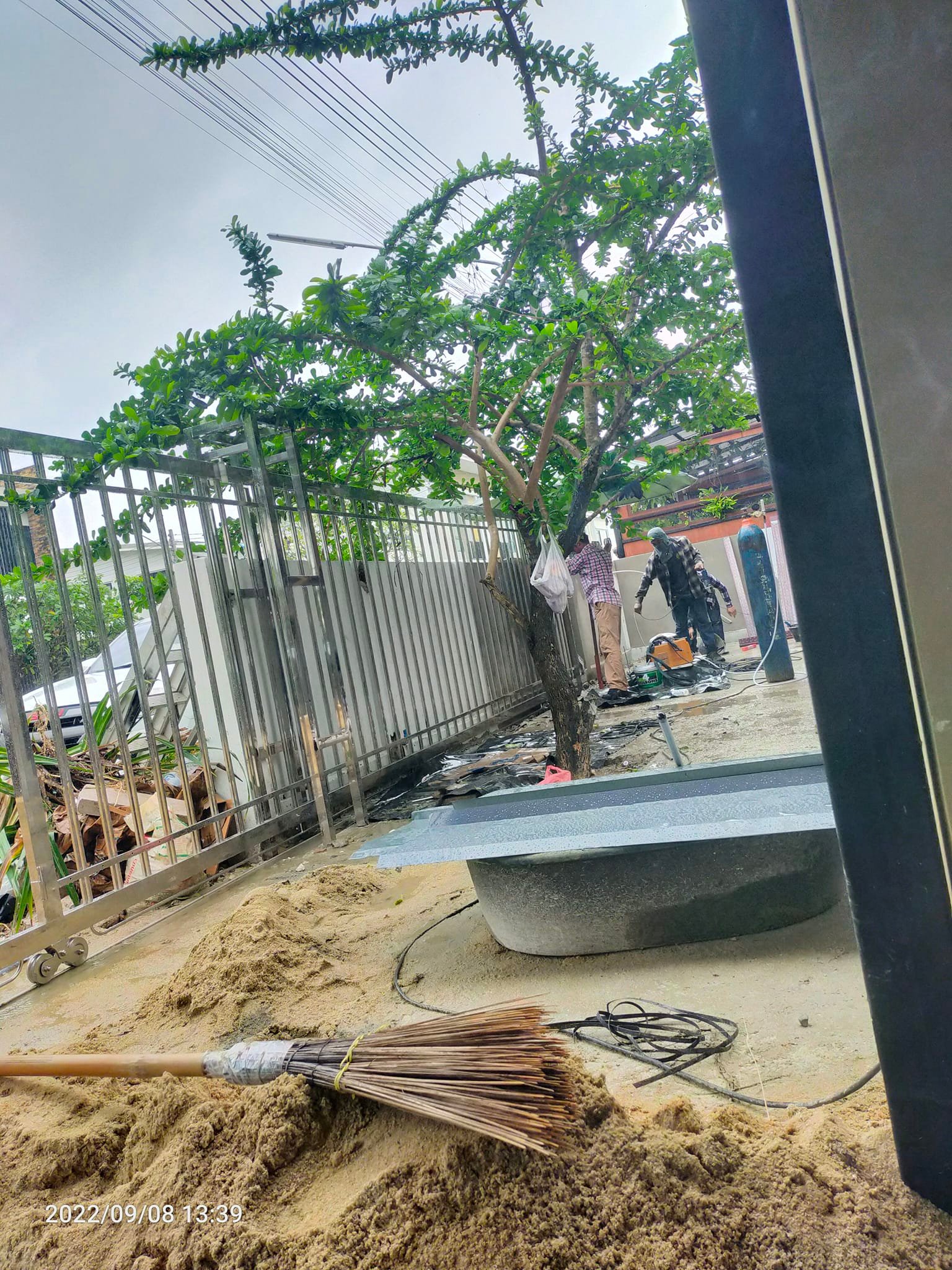 ติดตั้งประตูสแตนเลส หน้าฝนแบบนี้ก็ยินดีให้บริการนะครับ ที่อำเภอเมือง จังหวัดระยอง