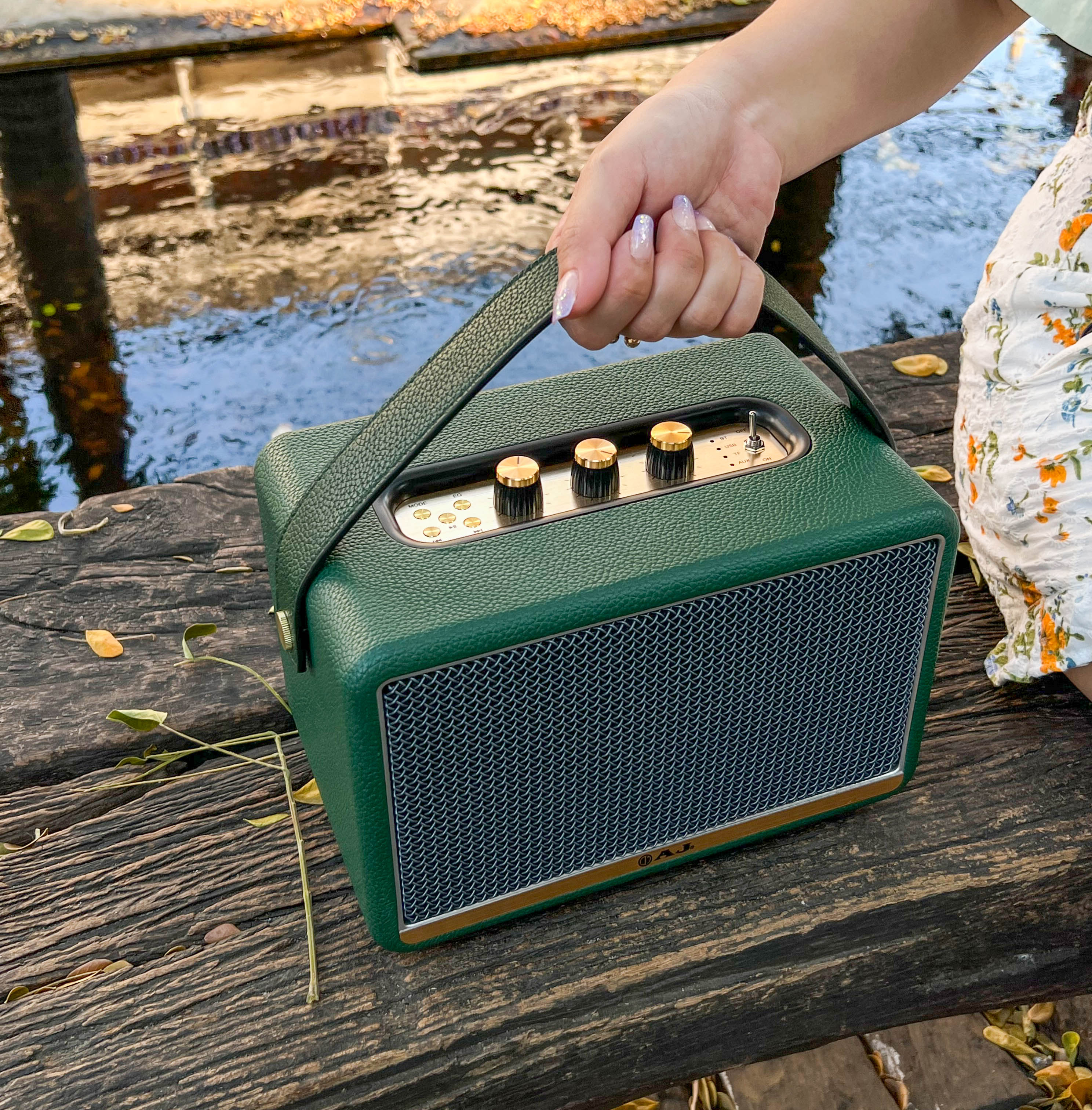 AJ ลำโพงบลูทูธ รุ่น X20 กำลังขับ 60W RMS ระบบเสียง 2.1 เบสหนัก เสียงนุ่มลึก ดีไซน์สวย คลาสสิค รับประกัน 1 ปี