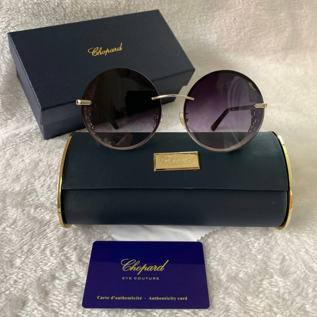 #olschopardglasses 🤩สวยสะกด Chopard SCHC68 เป็นรุ่น special edition ของ Chopard ในงาน cannes film fastival เป็นรุ่นที่ผลิตโดยจิวเวอร์รี่ที่ดีที่สุดของ swiss แต่งลายฉะลุด้านข้างอย่างสวยงาม รายเลียดชัด เลอค่ามาก🤩🤩🤩 ทำให้แว่นต