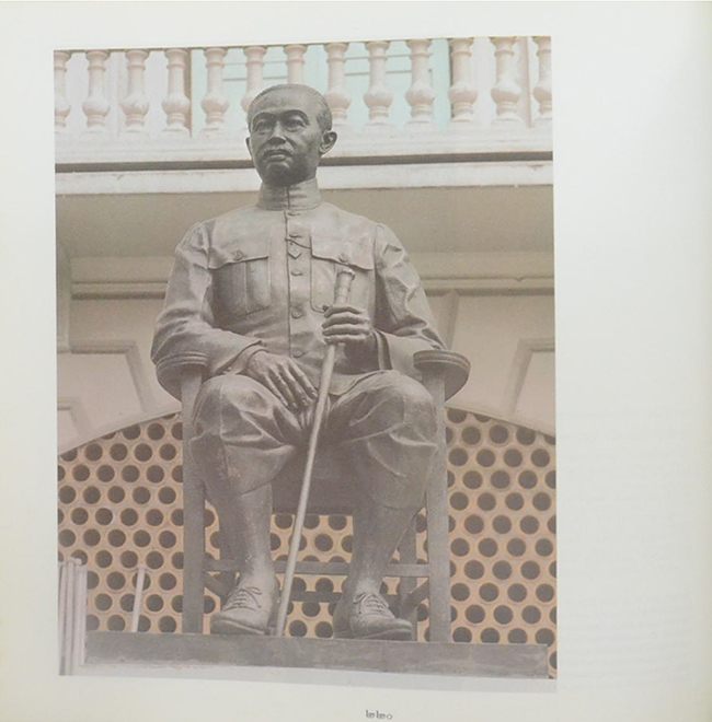 สมุดภาพประติมากรรมกรุงรัตนโกสินทร์ (ภาษาไทย-อังกฤษ)