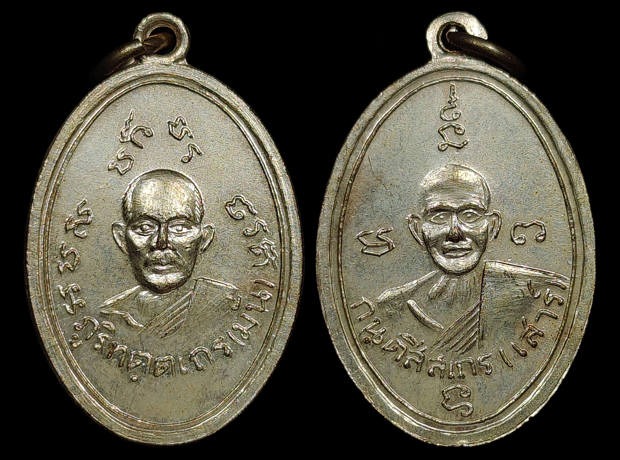 เหรียญพระอาจารย์มั่น หลังพระอาจารย์เสาร์ สองพระอาจารย์ใหญ่สายกรรมฐาน ออกวัดธรรมมงคล ปี2510 หลวงพ่อวิริยังค์ สร้างและปลุกเสกพร้อมกับเหรียญรุ่นแรกของท่าน เนื้อทองแดงกะไหล่เงิน สวยแชมป์