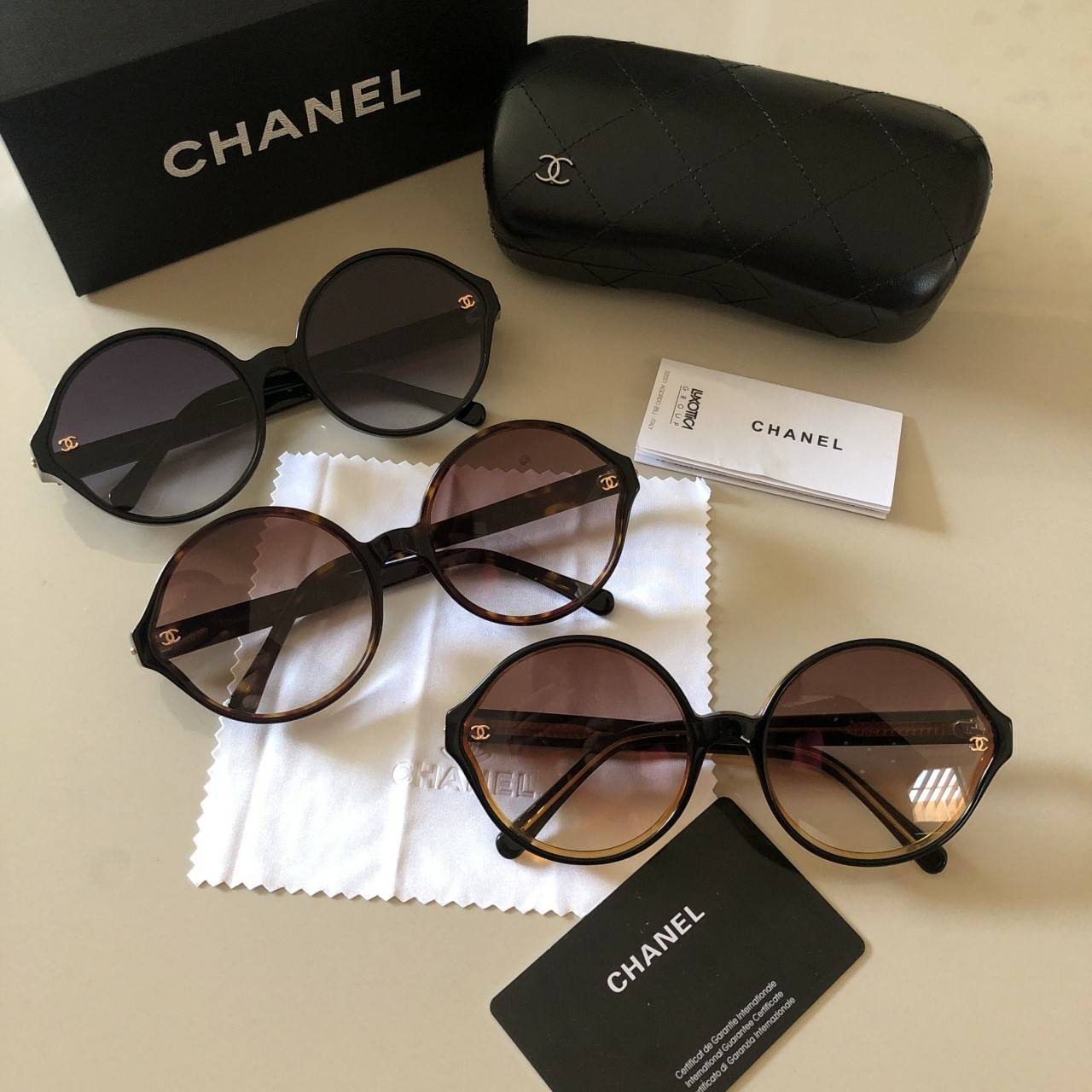 ❤️พร้อมส่ง❤️ใครรอสีดำอยู่ ล๊อตนี้มาแล้วนะ hi end Chanel CH4318 กลมน่ารัก สไตร์มาดาม โชว์โลโก้ ด้านหน้า ทรงนี้ใส่เก็บหน้า Sz. 60-19-145 mm Col. ดำ, น้ำตาล, น้ำตาลกระ ราคา 1,800฿ อุปกรณ์ครบเซทใหญ่ตามแบรนด์ : Full set ✅รับประกันความพอใจ&