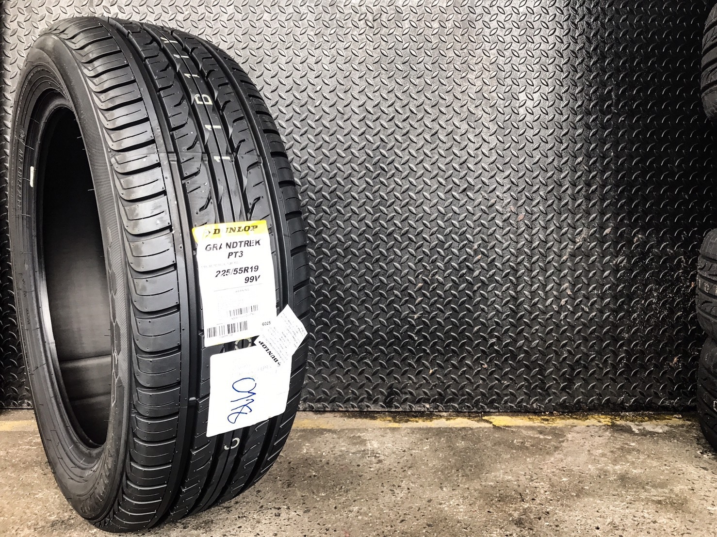 ยาง dunlop PT3 ขนาด 225/55-19 ราคาพิเศษ