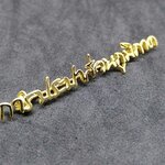 เข็มกลัดฉลุอักษร