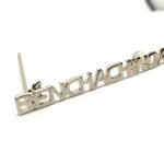 เข็มกลัดฉลุอักษร