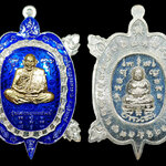 เหรียญเต่าเฮงรวยทรัพย์ หลวงปู่เฮง ปภาโส วัดพัฒนาธรรมาราม จ.สุรินทร์ ปี2562 เนื้อกะไหล่เงิน ลงยาสีน้ำเงิน เลข๓๐๕ พร้อมกล่อง