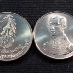 เหรียญที่ระลึกเดินการกุศลเทิดพระเกียรติ 5 ธ.ค. 2527 หลัง ภปร. เนื้อนิเกิล