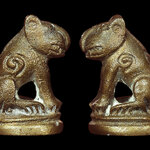 เสือรุ่น2 หลวงพ่อสมชาย วัดปริวาส กทม. ปี2539 เนื้อสัมฤทธิ์ ตอกเลข 2 ใต้ฐาน มีคราบแป้งเจิมติดเดิมๆ สภาพสวยแชมป์