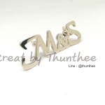 เข็มกลัดฉลุอักษร