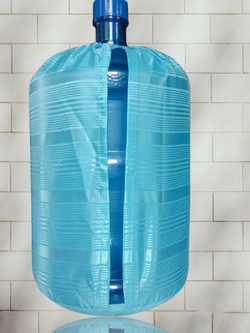 ผ้าม่านลายสีฟ้าคลุมถังน้ำดื่มตู้กดน้ำเย็นเครื่องทำน้ำเย็น ไอเดียแต่งบ้านออฟฟิศโรงเรียนกวดวิชาให้สวยงาม