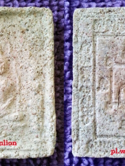 พระผงญาณวิลาศ พิมพ์พระโมคคัลลา สารีบุตร หลวงพ่อแดง วัดเขาบันไดอิฐ ปี 2513 เนื้อขาว