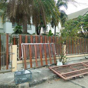 เสร็จเรียบร้อยครับ ประตูสแตนเลสลายไม้ คันทรีโฮม 2 ศรีราชา