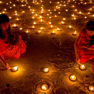 เทศกาล ดิวาลี ( Diwali) หรือ ดีปาวาลี (Deepavali) เทศกาลอันยิ่งใหญ่ และวันขึ้นปีใหม่ของชาวอินเดีย